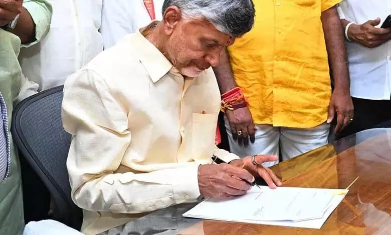 Andhra Pradesh: सीएम नायडू ने लाभार्थियों को कल्याणकारी पेंशन वितरित की