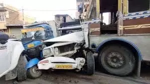 Uttar Pradesh: बेकाबू ट्रक ने बस को मारी टक्कर बहुत लोग घायल