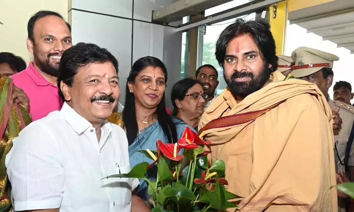 Andhra Pradesh News: आंध्र प्रदेश के उपमुख्यमंत्री पवन कल्याण का राजमुंदरी एयरपोर्ट पर गर्मजोशी से स्वागत किया गया