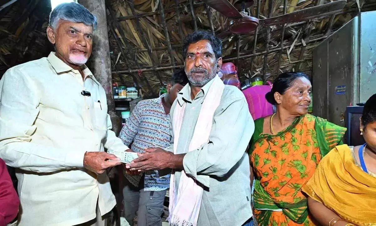 Andhra Pradesh News: सीएम चंद्रबाबू नायडू ने पेनुमका गांव में पेंशन वितरित की