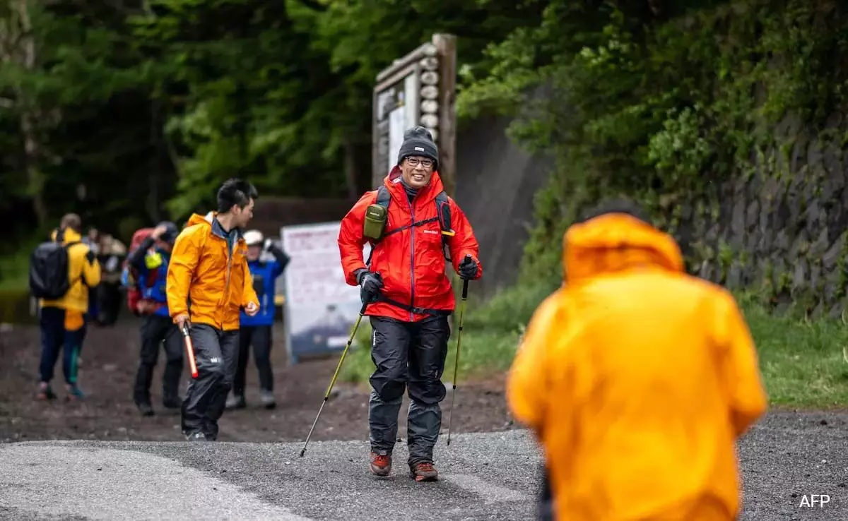 World News: माउंट फ़ूजी पर्वतारोहियों के लिए प्रवेश शुल्क जारी किया गया