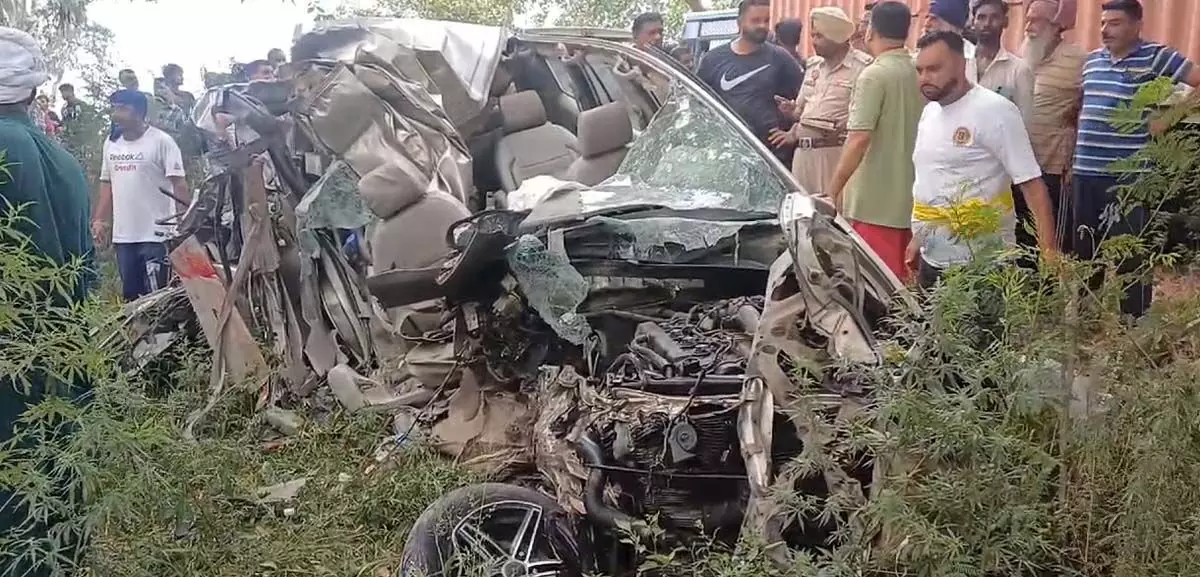 Haryana News: कार चालक ने बुजुर्ग और युवक को मारी टक्कर