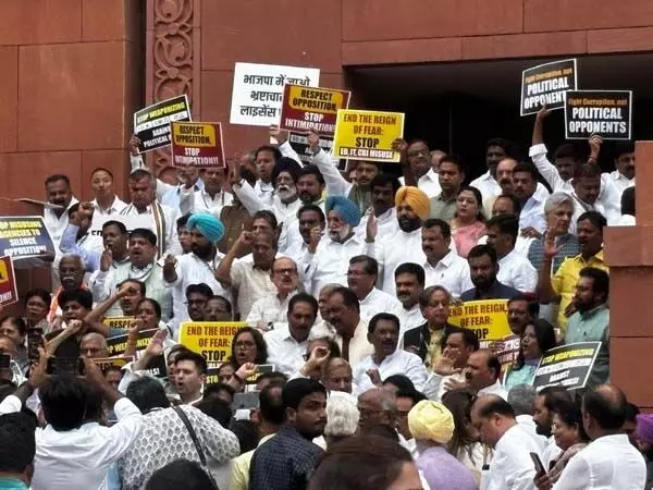 Delhi : केंद्र सरकार द्वारा प्रवर्तन निदेशालय और सीबीआई के दुरुपयोग के खिलाफ विपक्षी सांसदों ने संसद परिसर में प्रदर्शन किया