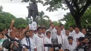 मध्य प्रदेश के कांग्रेस विधायकों का एप्रन पहन कर प्रदर्शन