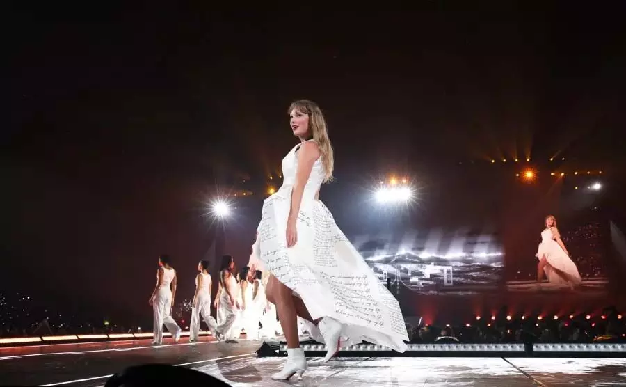 Taylor Swift: टेलर स्विफ्ट ने मंच में घसीटने के बाद भी फिर से प्रदर्शन किया
