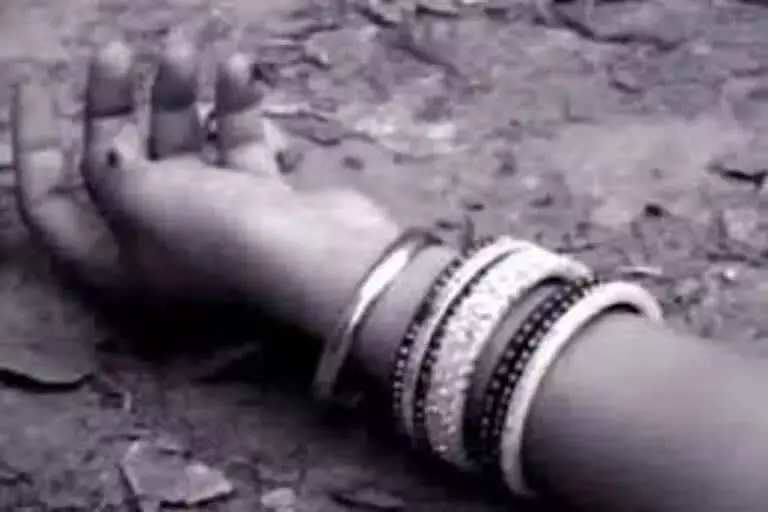Gopalganj: मायके वालों ने ससुराल पक्ष पर बेटी का गला दबा कर हत्या करने का आरोप लगाया