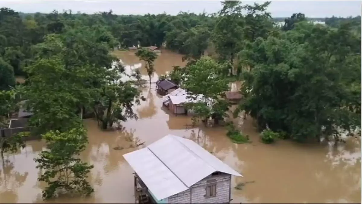 ASSAM NEWS :  बढ़ते जलस्तर से डूमडूमा के 20 गांव जलमग्न