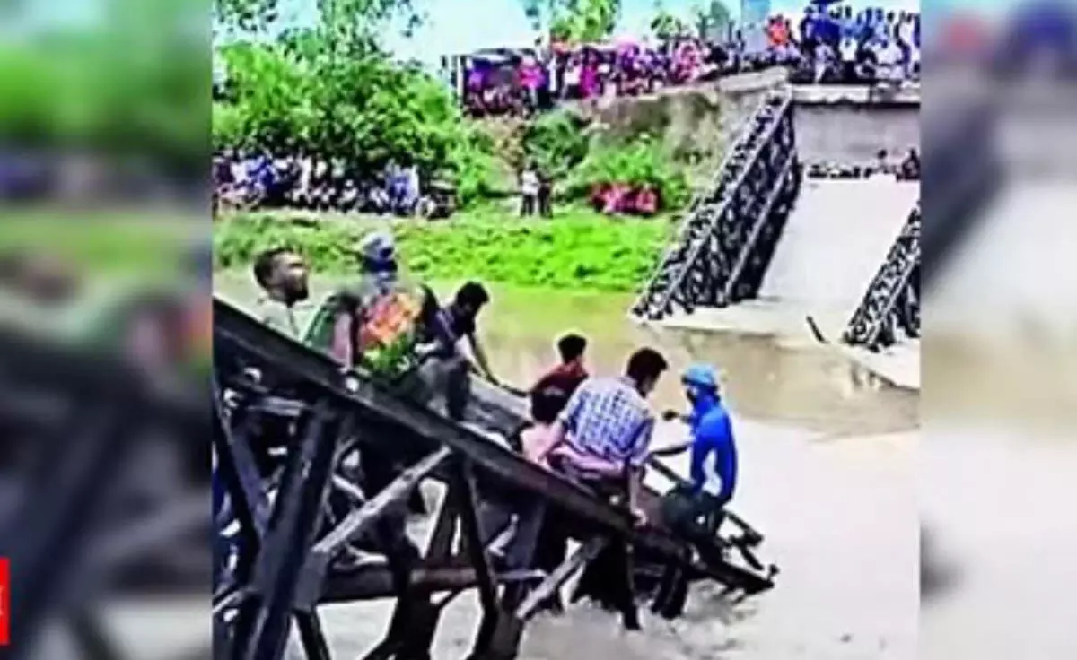 MANIPUR : मणिपुर में पुल ढहने से ट्रक नदी में गिरा