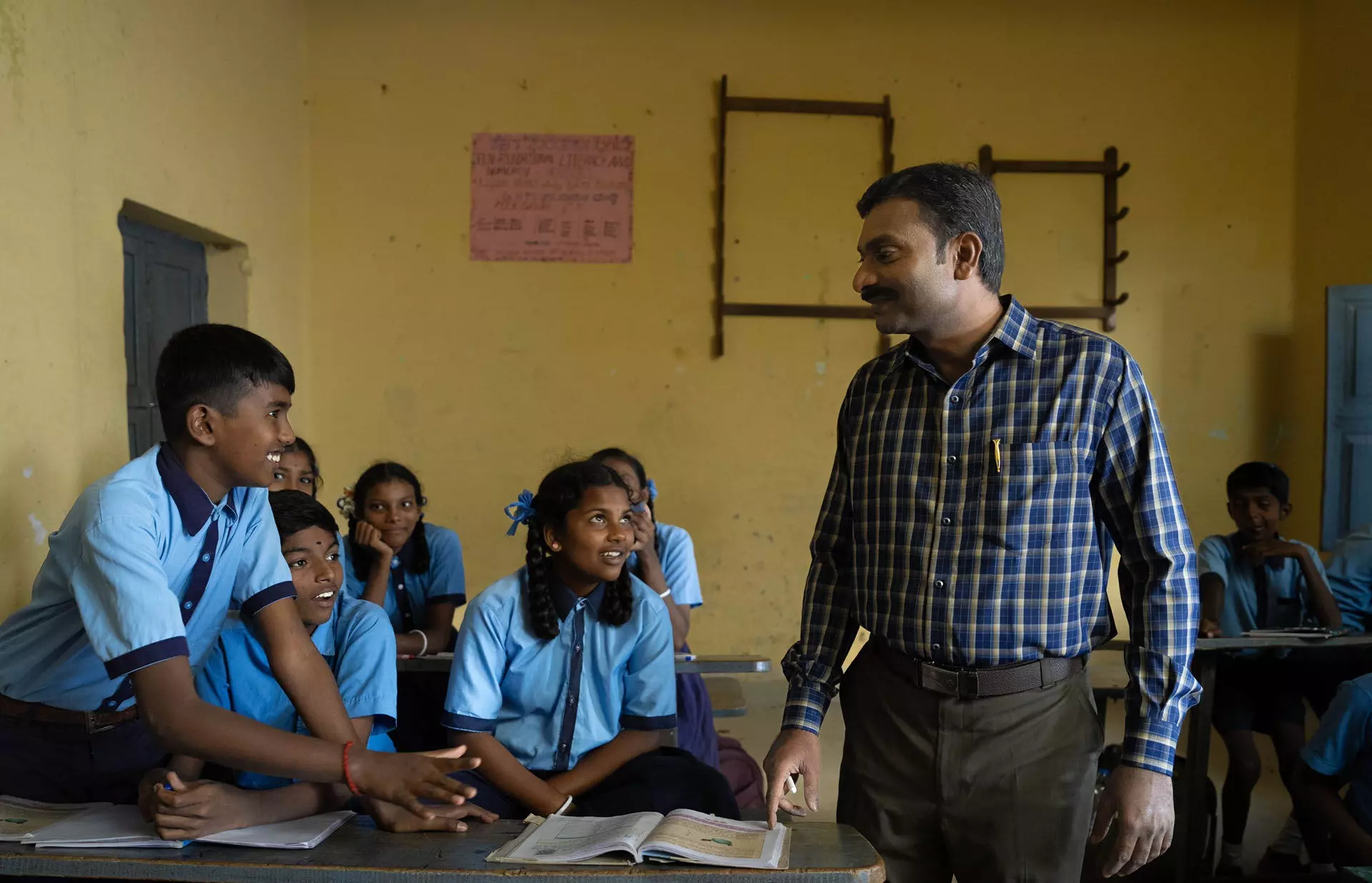 Madhya Pradesh News: सरकारी स्कूल के प्रिंसिपल हाथ से लिखकर दे रहे रिजल्ट क्या है मामला?