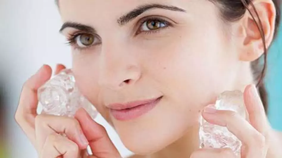 Glowing skin: इन तरीको से चेहरे पर लगाई बर्फ देगी त्वचा निखार