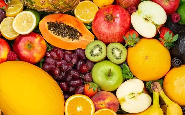 Fruit Intake: इन फलों के सेवन से निखरेगी आपकी त्वचा जाने