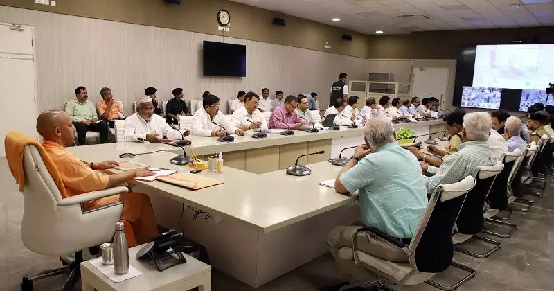 Lucknow: मुख्यमंत्री योगी आदित्यनाथ ने वरिष्ठ अधिकारियों के साथ एक बैठक की