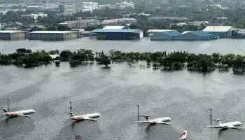 Phuket: भारी बारिश और बाढ़ के कारण हवाई अड्डे पर उड़ान बंद हो गई