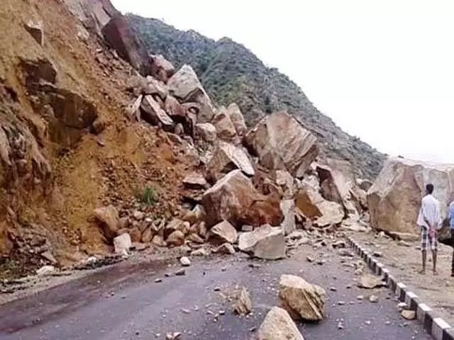 Jammu: जम्मू-पुंछ राजमार्ग पर बड़ी चट्टान गिरी भूस्खलन के कारण बंद हुआ राजमार्ग
