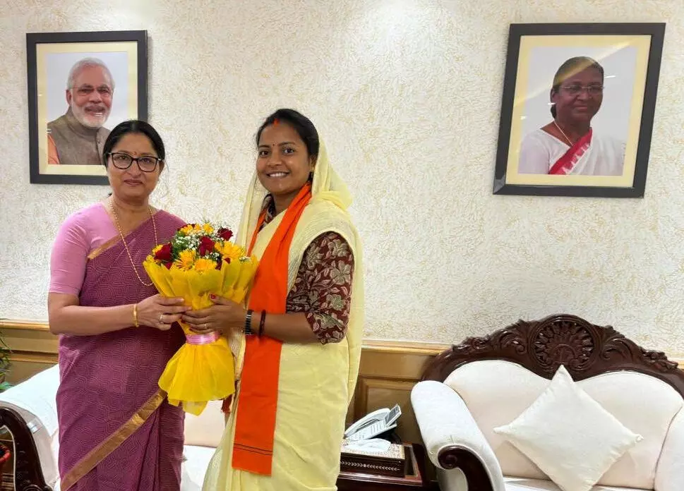 केन्द्रीय महिला एवं बाल विकास मंत्री से मंत्री लक्ष्मी राजवाड़े ने की मुलाकात