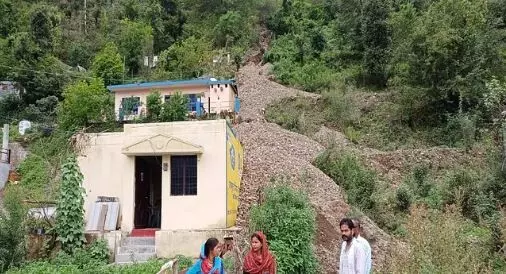 Bhimtal : बारिश का कहर कई घरों तक पहुंचा मलबा, लोगों ने भागकर बचाई जान