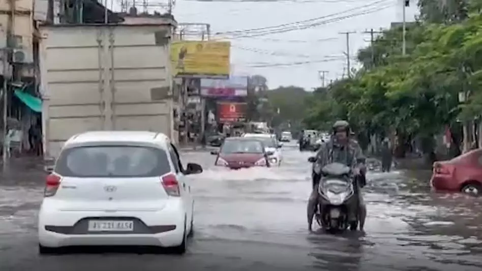 ASSAM NEWS :  केंद्रीय मंत्री सोनोवाल ने डिब्रूगढ़ में बाढ़ राहत के लिए सीएम हिमंत बिस्वा सरमा से मदद मांगी