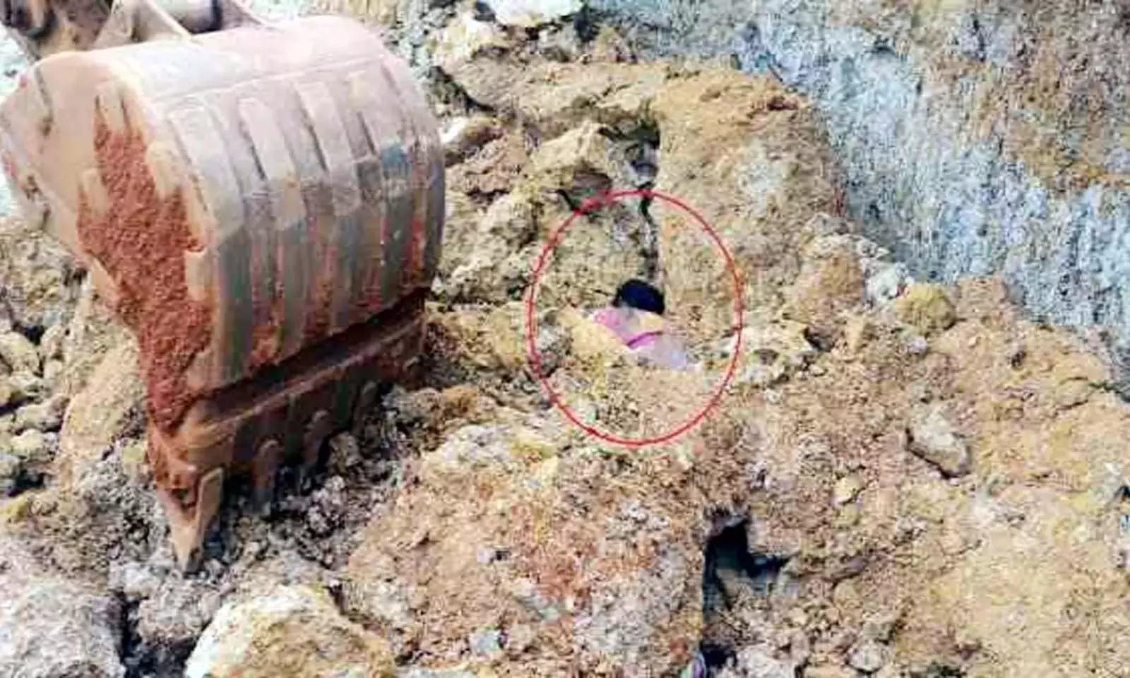 Mahilakalan: मिट्टी के ढेर के नीचे दबने से मजदूर की मौत