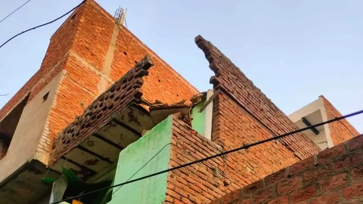 Delhi: अचानक छत एक हिस्सा गिरने से 6 वर्षीय बच्चे की मौत