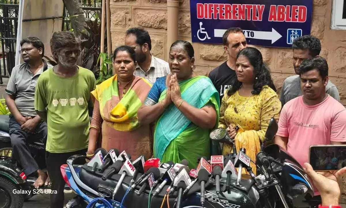 Andhra Pradesh: महिलाओं ने लगाया आरोप, स्टॉल से 50 लाख रुपये मूल्य के उत्पाद गायब