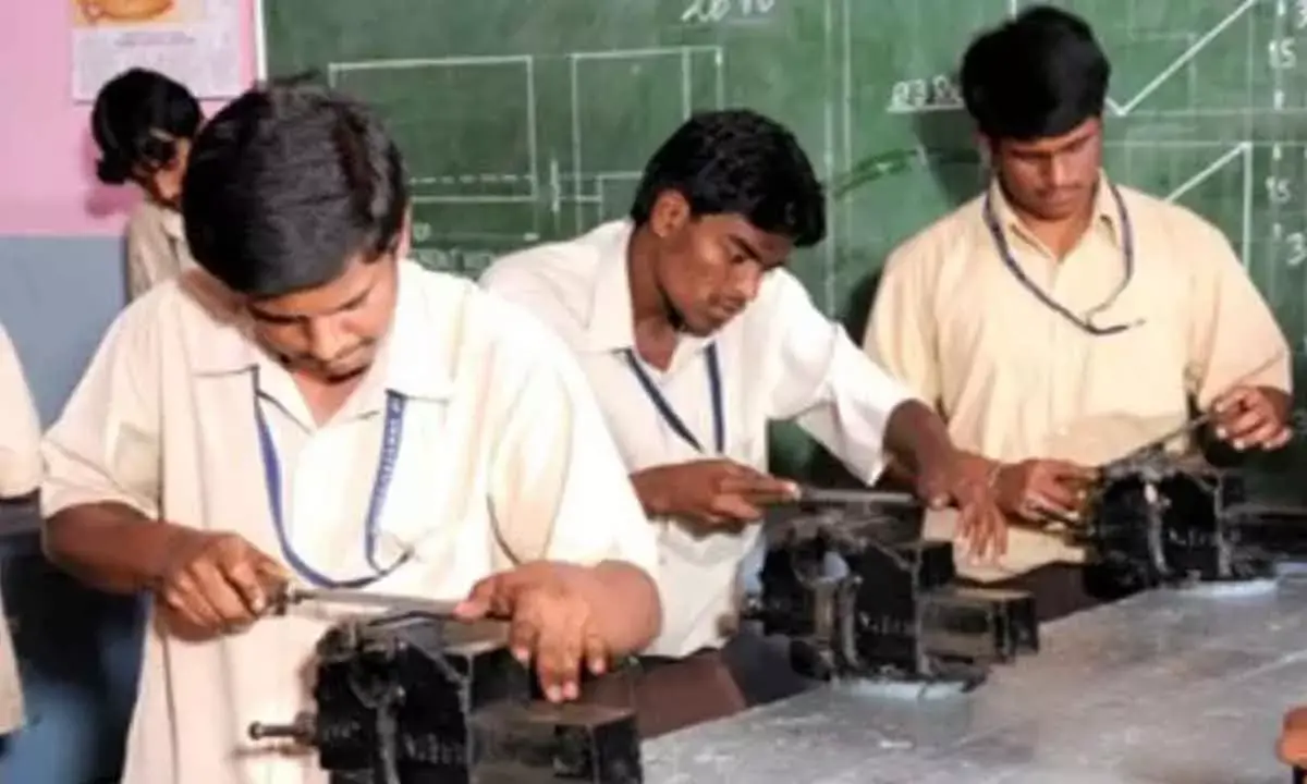 Andhra Pradesh: श्रीकाकुलम जिले में आईटीआई पाठ्यक्रमों को अच्छी प्रतिक्रिया