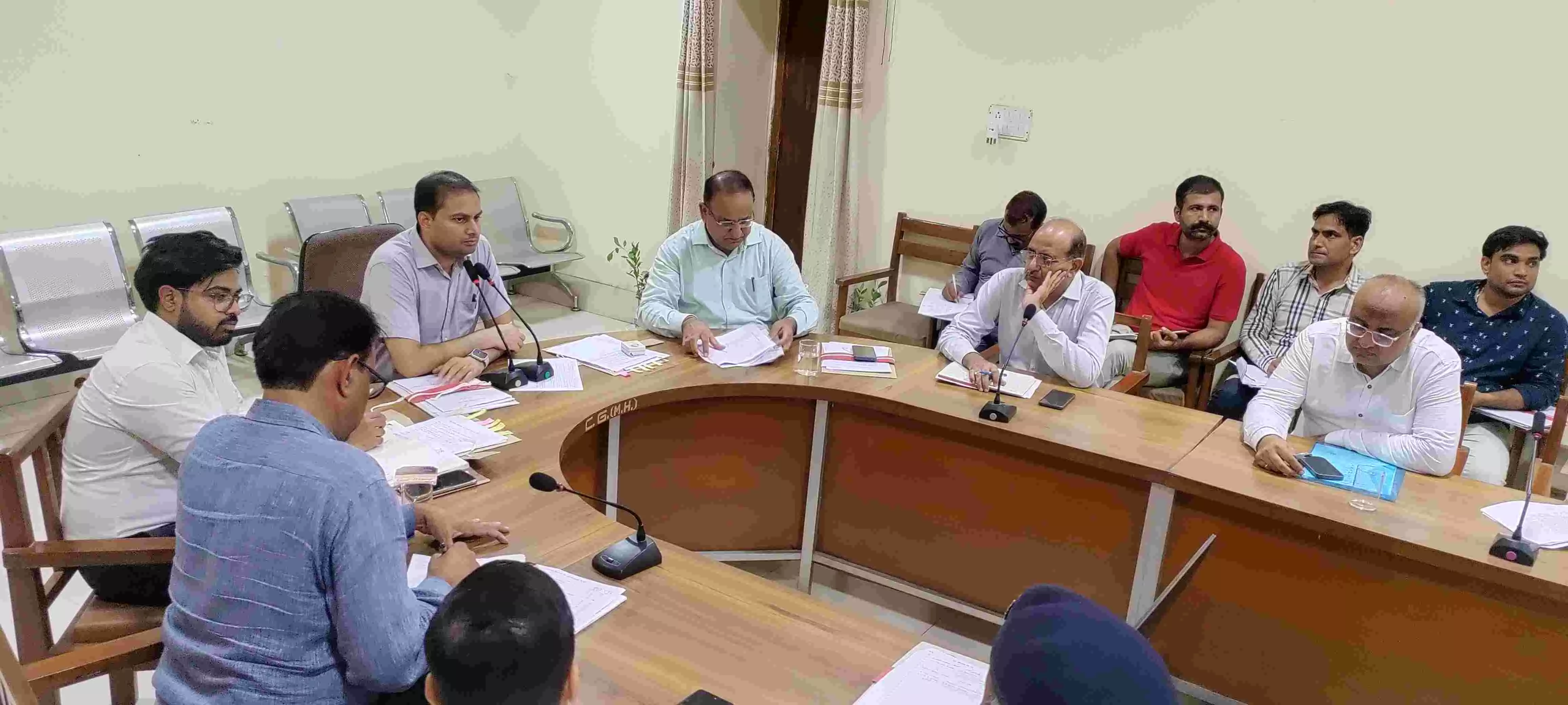 Shri Ganga Nagar : जिला स्तरीय अधिकारियों की साप्ताहिक समीक्षा बैठक में जिला कलेक्टर ने दिये निर्देश