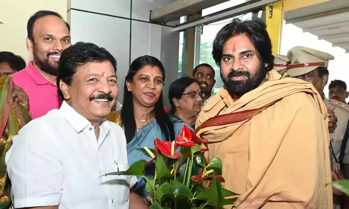 Andhra Pradesh: उपमुख्यमंत्री पवन कल्याण का राजमुंदरी हवाई अड्डे पर गर्मजोशी से स्वागत किया गया