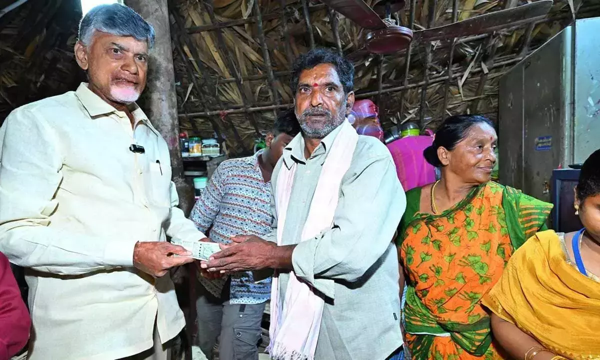 Andhra Pradesh: मुख्यमंत्री चंद्रबाबू नायडू ने पेनुमाका गांव में पेंशन वितरित की
