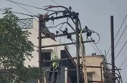 UP: करंट लगने से बिजली विभाग के कर्मचारी की मौत, एक अन्य घायल