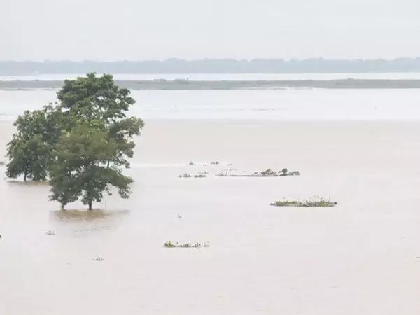 Assam में बाढ़ की स्थिति बिगड़ी, 6 लाख से अधिक लोग प्रभावित
