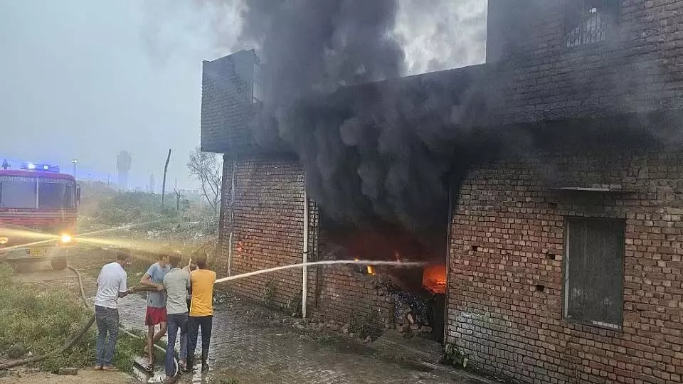 Panipat में कपड़े के गोदाम में लगी आग, लाखो का सामान जला