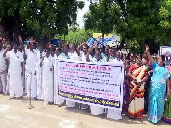 Sri Lankan नौसेना ने 25 मछुआरों को किया गिरफ्तार मामले में विरोध प्रदर्शन