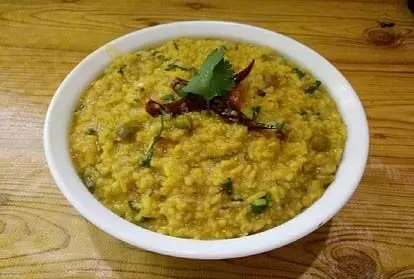 Khichdi Dishes: बची खिचड़ी से बनाएं ये मजेदार डिशेज