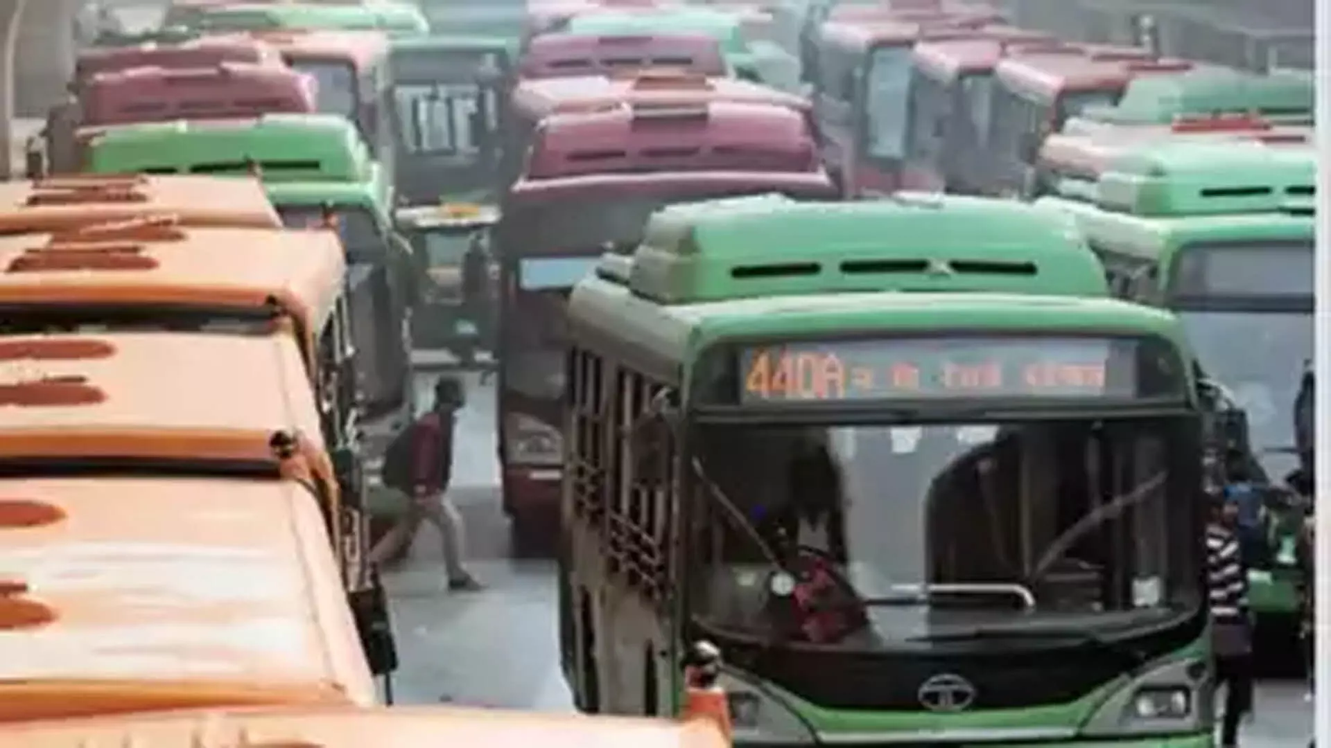 Delhi News: रिंग रोड पर 15 यात्रियों से भरी बस पलटी