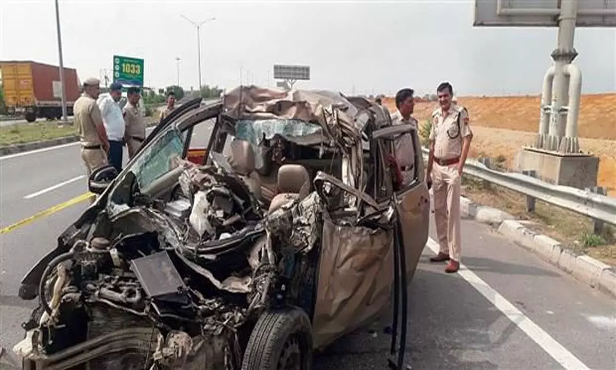 HARYANA NEWS: कार और मिनी ट्रक की टक्कर में एक ही परिवार के 4 लोगों की मौत, 2 घायल