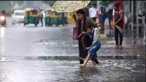 Weather: दिल्ली में आज भारी बारिश की संभावना, गुजरात में मूसलाधार बारिश जारी