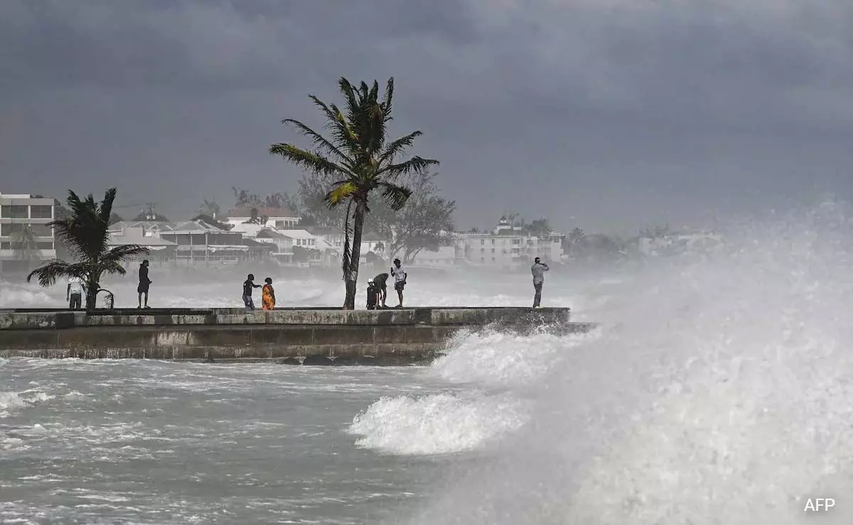 World News: कैरिबियन तट से टकराया तूफान बेरिल श्रेणी