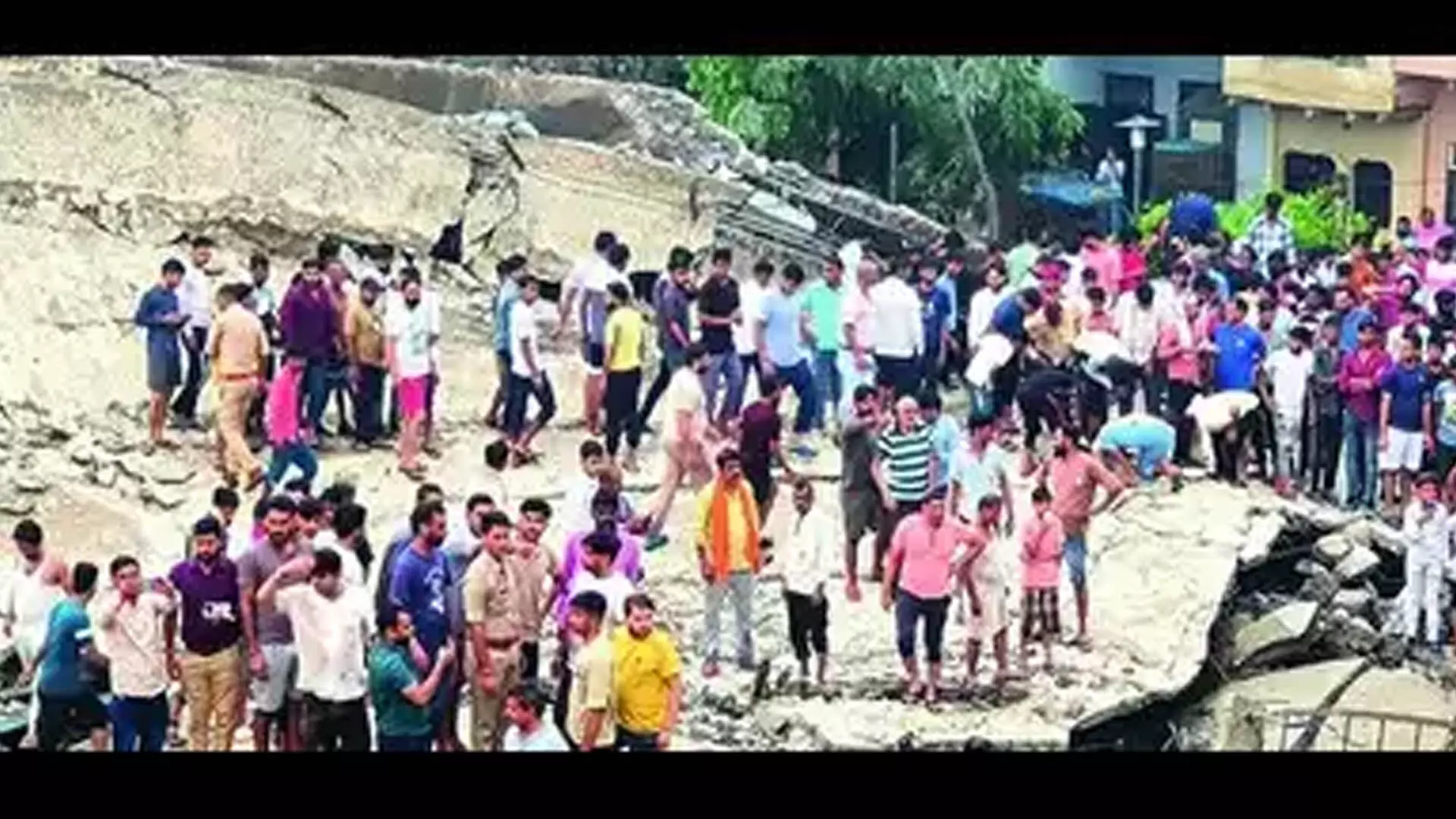 Agra News: मथुरा में 2,500 किलोलीटर का टैंक गिरा, 2 की मौत, 13 घायल