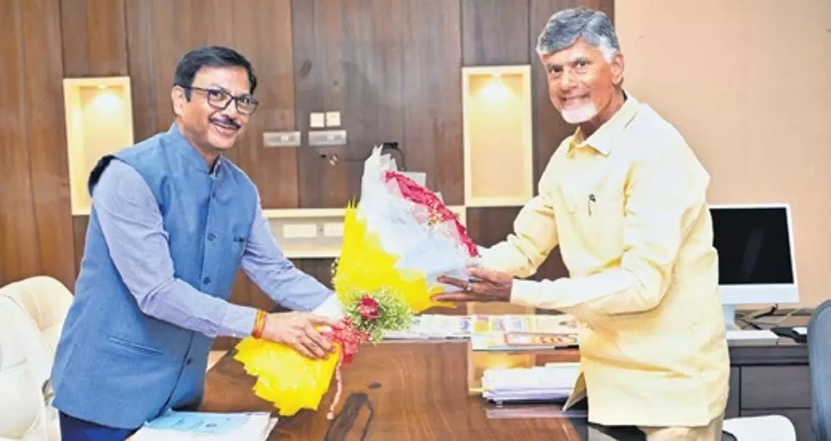 Andhra : दक्षिण मध्य रेलवे के महाप्रबंधक ने मुख्यमंत्री चंद्रबाबू नायडू से मुलाकात की, रेल परियोजनाओं से अवगत कराया