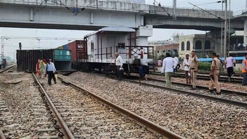 Haryana:करनाल में मालगाड़ी से कंटेनर गिरे, रेल यातायात प्रभावित