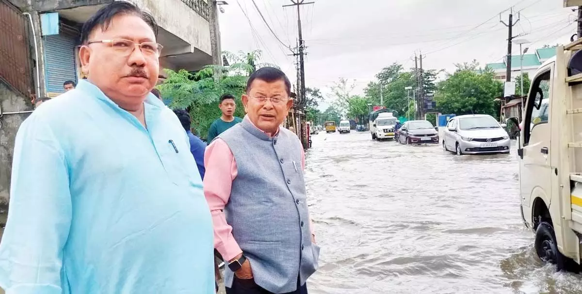 Assam news : भारी बारिश के कारण डिब्रूगढ़ में भीषण जलभराव, जनजीवन प्रभावित