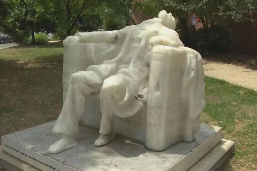 Editor: वॉशिंगटन डीसी में भीषण गर्मी के कारण अब्राहम लिंकन की प्रतिमा के कुछ हिस्से पिघल गए