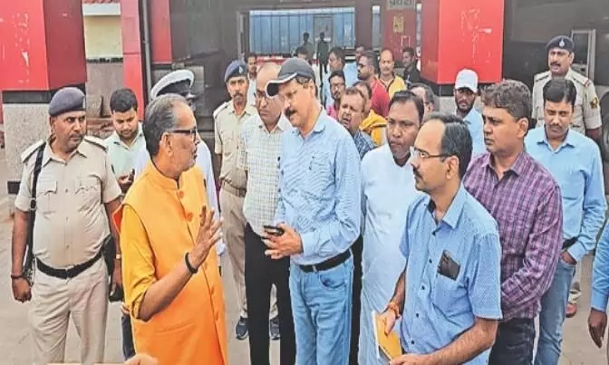 Motihari: सांसद राधामोहन सिंह ने रेलवे अधिकारियों के साथ वर्ल्ड क्लास स्टेशन निर्माण के कार्यों की समीक्षा की