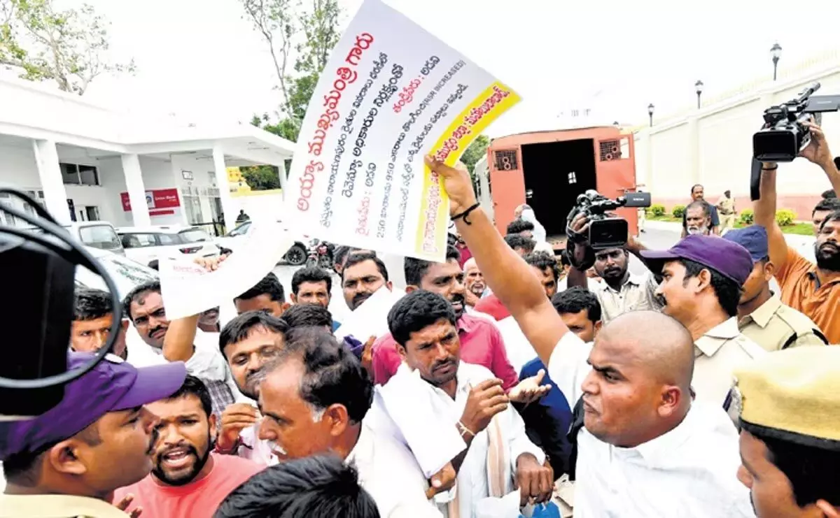 Telangana News: धरनी अनियमितताओं को लेकर हैदराबाद में किसानों ने किया विरोध प्रदर्शन
