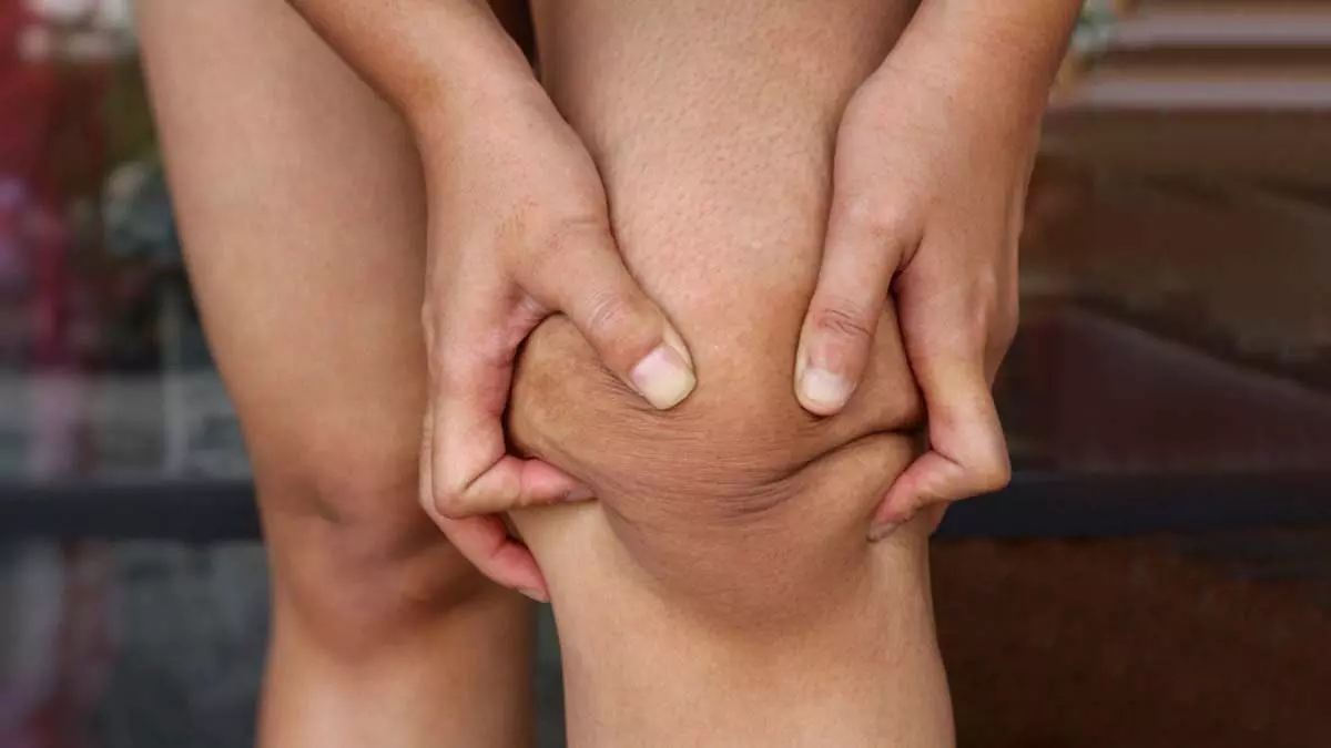 Home Remedies: घुटनों के कालेपन को दूर करने के 4 आसान घरेलु उपाय
