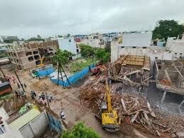 Indore:  नोटिस का तय समय बीत जाने के बाद आज  तीनों होस्टलों को तोड़ने का काम शुरू