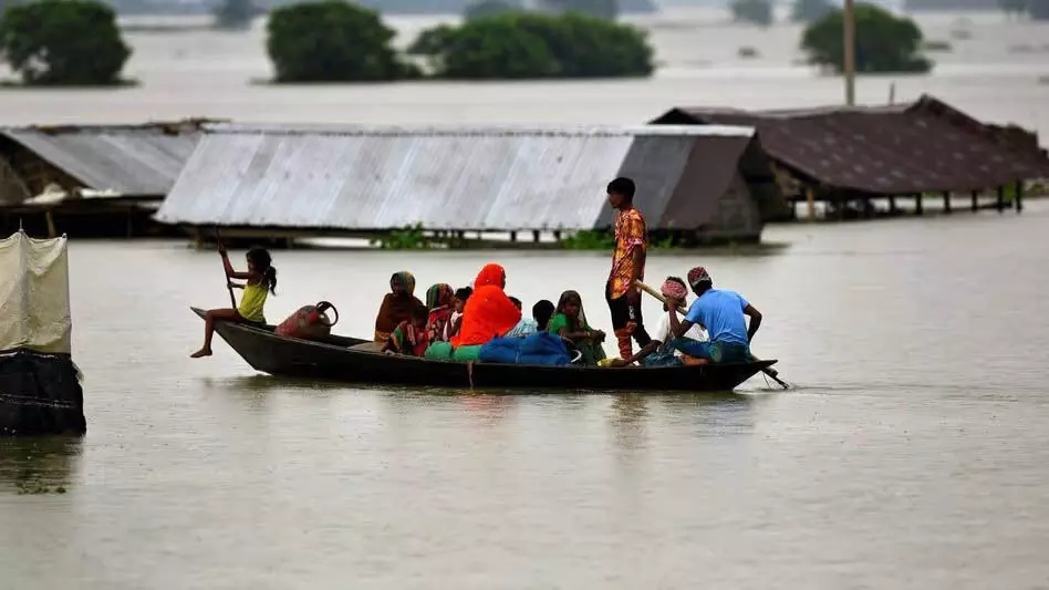 ASSAM में बाढ़ से 14 जिले प्रभावित, 2.7 लाख से अधिक लोग प्रभावित