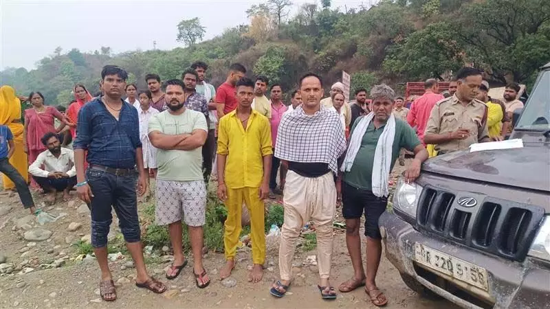 Himachal : कांगड़ा में लोनावाला जैसे परिवार के डूबने की घटना टल गई, क्योंकि उत्तर प्रदेश के 5 पर्यटकों को तेज पानी से बचा लिया गया
