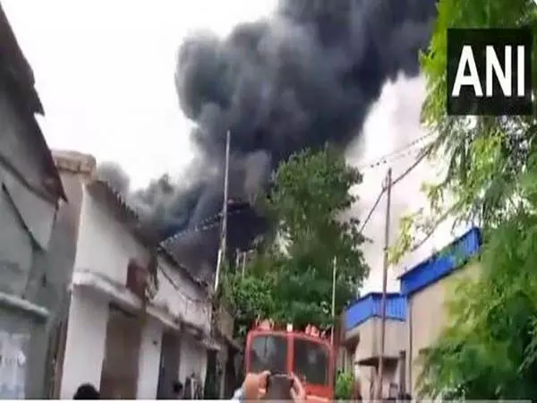Kolkata में इंजन ऑयल फैक्ट्री में लगी भीषण आग