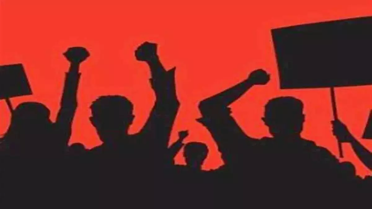 Haridwar: प्रवेश पत्र वापस करने के विरोध में छात्रों ने प्रदर्शन किया